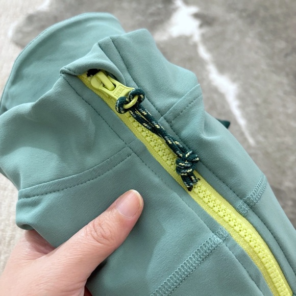 Sleeveless Half Zip Cropped Top - Picture 7 of 10